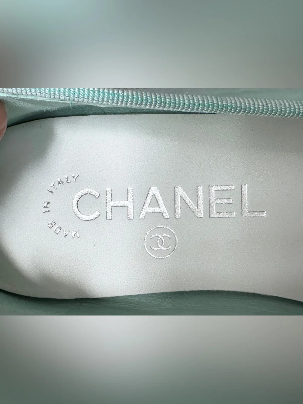 2026 CHANEL TURQUOISE PATENT LEATHER WHITE CC LOGO CAPTOE BALLET FLATS size 37C